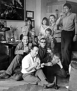Wolf Biermann mit Gitarre und Freunden in seiner Wohnung | Ost-Berlin 1967