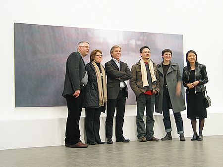 xie nanxing | 3. von rechts | mit seinem Schweizer Galeristen Urs Meile | Foto: Jens Ullheimer 2005