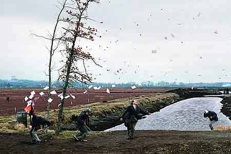 jeffwall-a-sudden-gust-of-wind-1993-ausschnitt.jpg