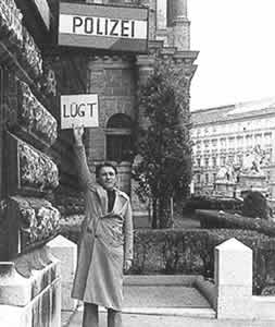 peter-weibel-polizei-luegt-wien-1971.jpg